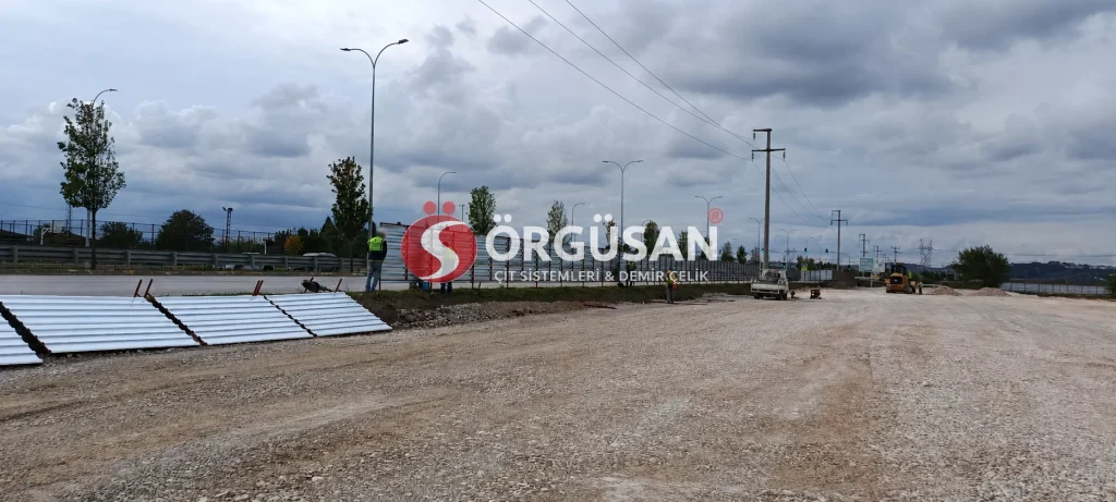Sakarya şantiyesinde portatif trapez sac pano montajı ve çevreleme hattı