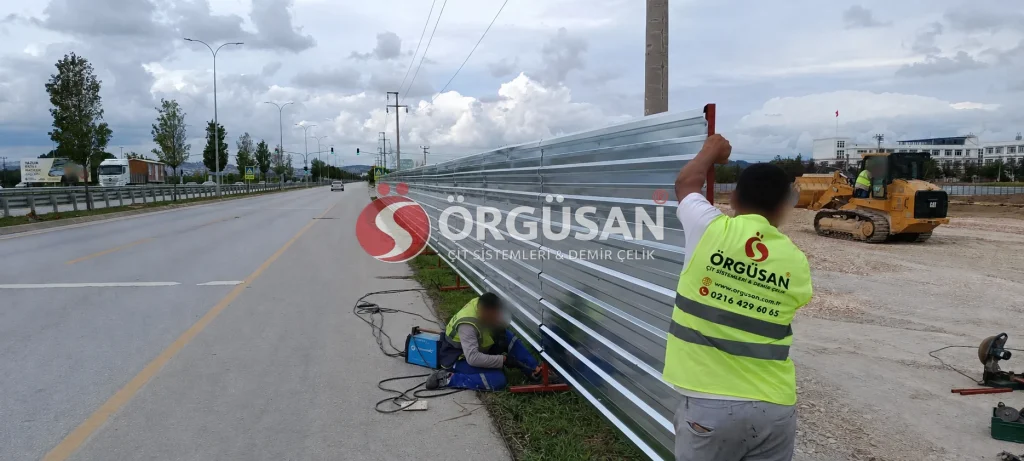 Sakarya şantiyesinde trapez sac portatif pano hattında bağlantı işlemleri