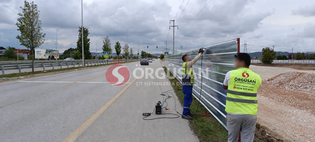 Sakarya portatif şantiye çevreleme projesinde pano montajı yapan ekip