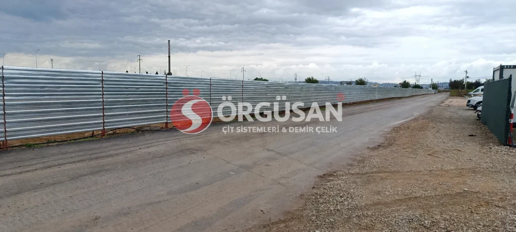 Sakarya şantiyesinde yatay galvaniz trapez sac panolardan oluşan çevreleme hattı
