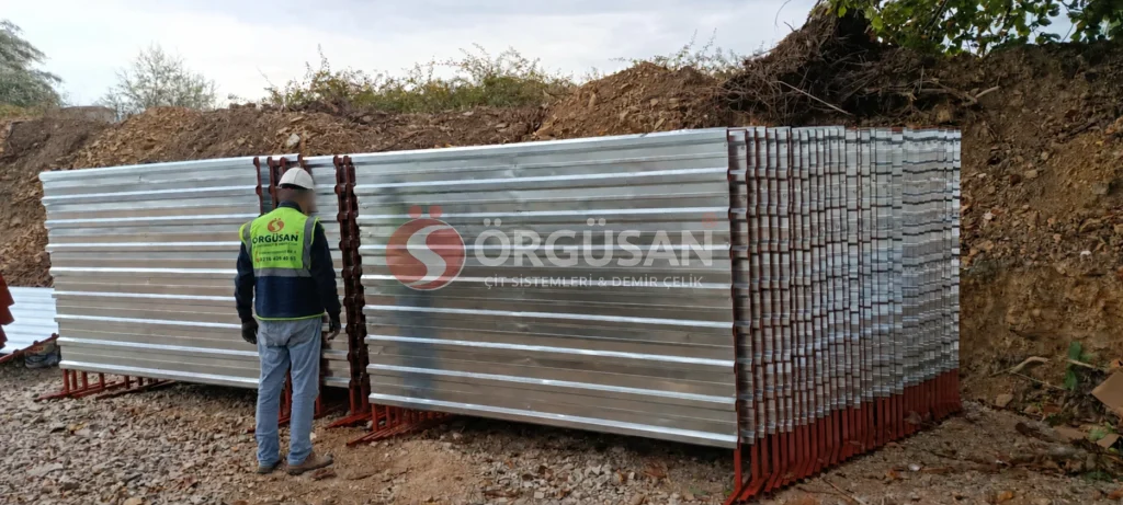 Sakarya projesi için istiflenmiş galvanizli trapez sac portatif panolar ve kırmızı ayakları